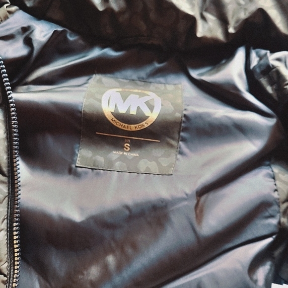 Michael Kors green puffer vest - Picture 6 of 7